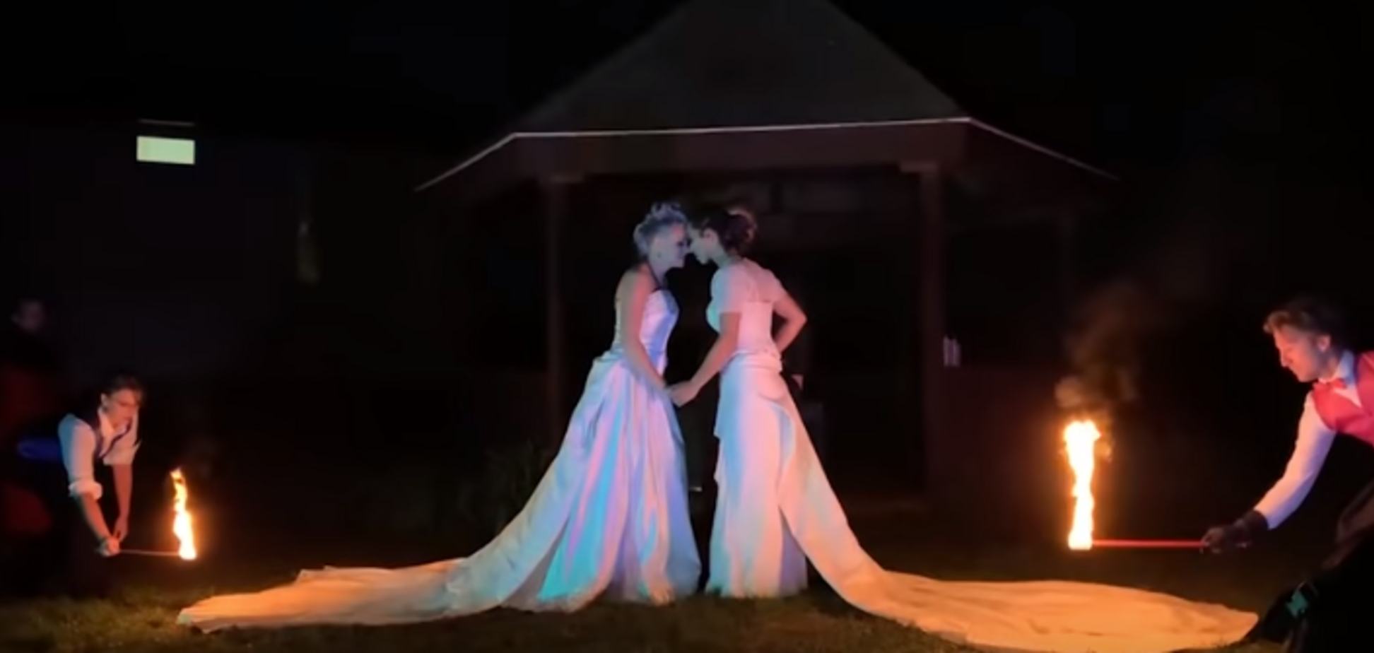 В США лесбиянки поженились в горящих платьях: видео