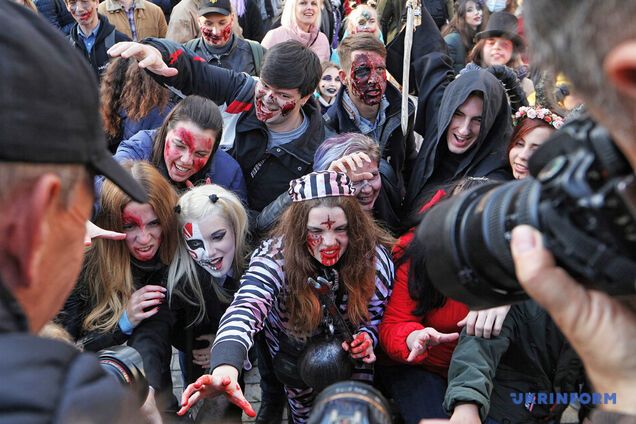 В Киеве в честь Хэллоуина прошел парад зомби: опубликованы яркие фото и видео