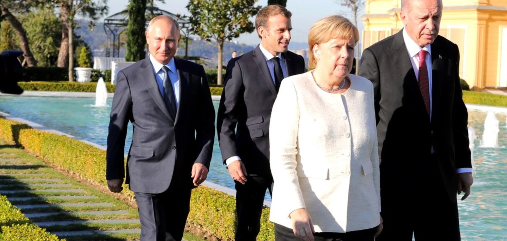 ''Опять не дотянули'': очередной трюк с ростом Путина подняли на смех. Фотофакт