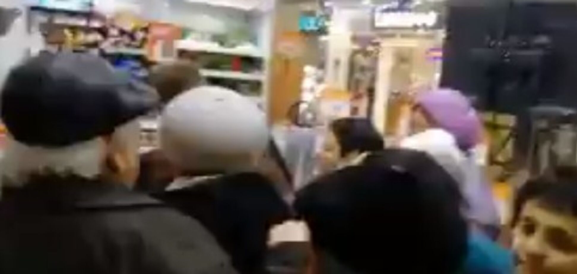 В Росії любителі халяви влаштували бійку в супермаркеті