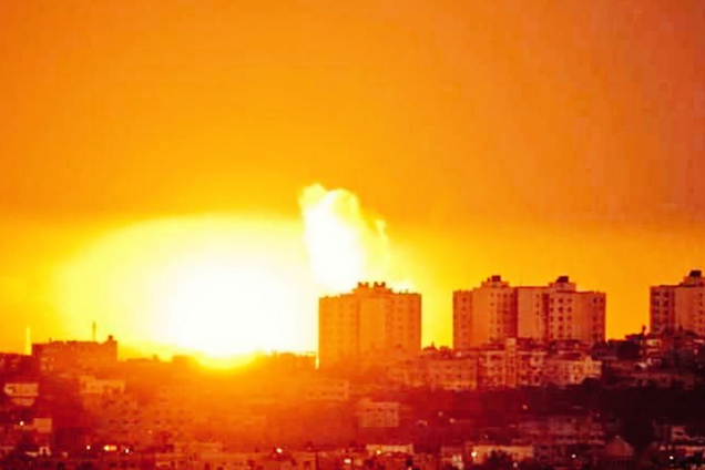 Израиль мощно ударил по сектору Газа в ответ на ракеты: фото и видео жарких боев
