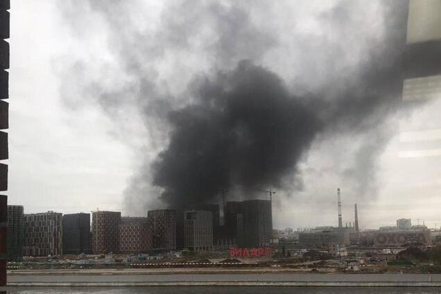 Стовпи чорного диму: в Москві загорівся завод ЗіЛ. Фото і відео з місця НП