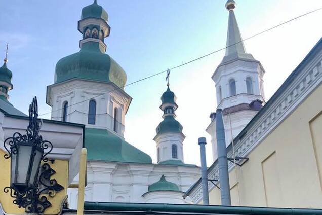 У Києві вандали розмалювали монастир рекламою наркотиків: фото