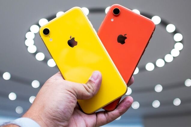 Різали, ламали і підпалювали: iPhone XR випробували на міцність. Відеофакт