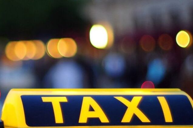 Вимагав долари: в Одесі таксист потрапив у скандал із іноземним туристом