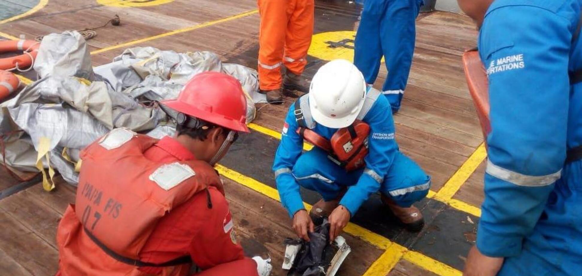 Телефони і сумки: з'явилися перші фото і відео з місця аварії Boeing 737 в Індонезії
