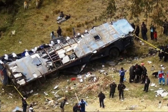 Почти 20 погибших: в Пакистане автобус сорвался в ущелье. Фото и видео
