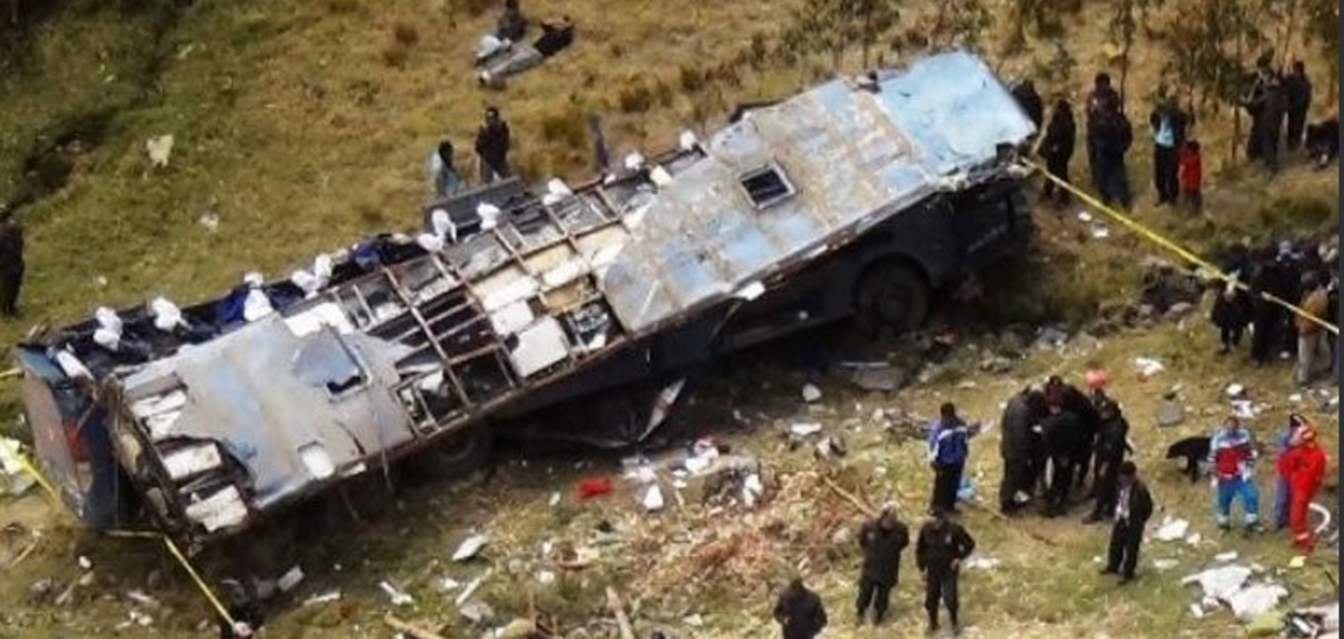 Майже 20 загиблих: у Пакистані автобус зірвався в ущелину. Фото і відео
