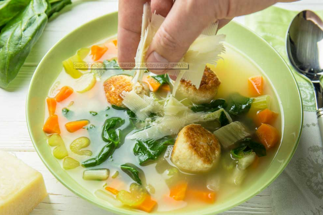 Быстро и вкусно: звездный кулинар восхитил поклонников авторским рецептом супа