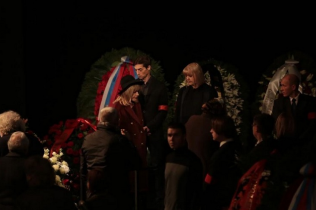 Отказалась разговаривать: Пугачева озадачила странным поведением на похоронах Караченцова