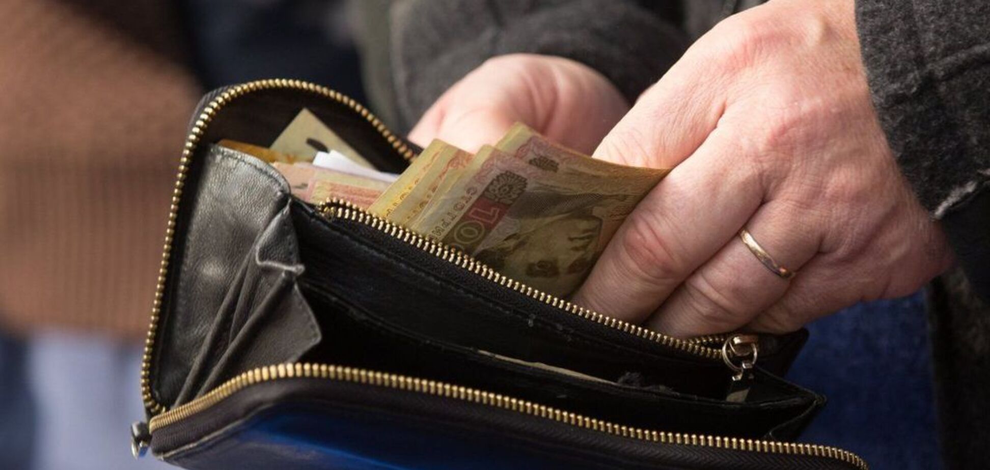 Скільки заробляють українці: названо середню зарплату