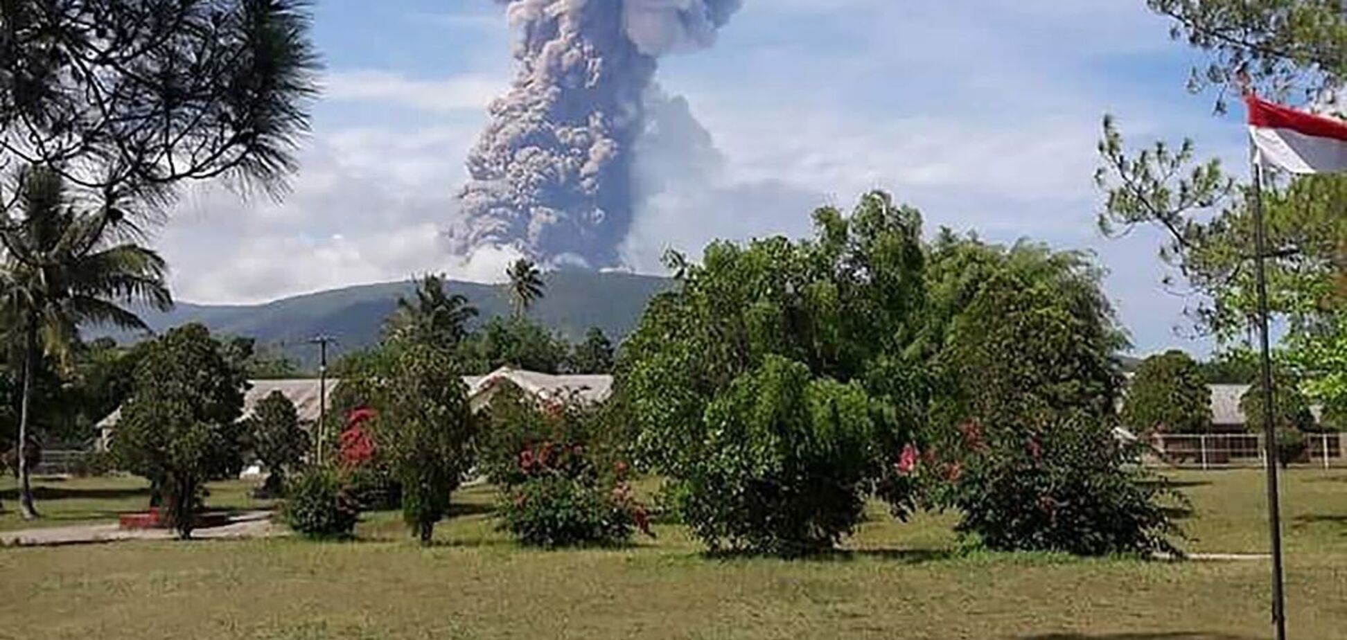Столб в 4 километра: в Индонезии после страшного землетрясения проснулся вулкан. Видео и фото