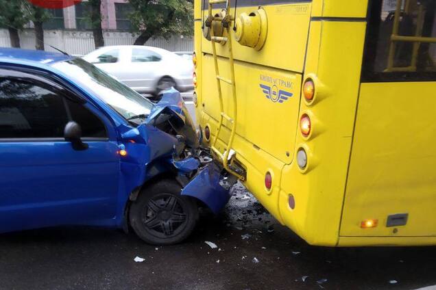У Києві авто влетіло у тролейбус: утворилися серйозні затори