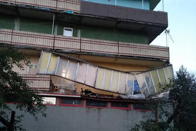 'Осінь, падають балкони': кияни поскаржились на аварійний стан будинків