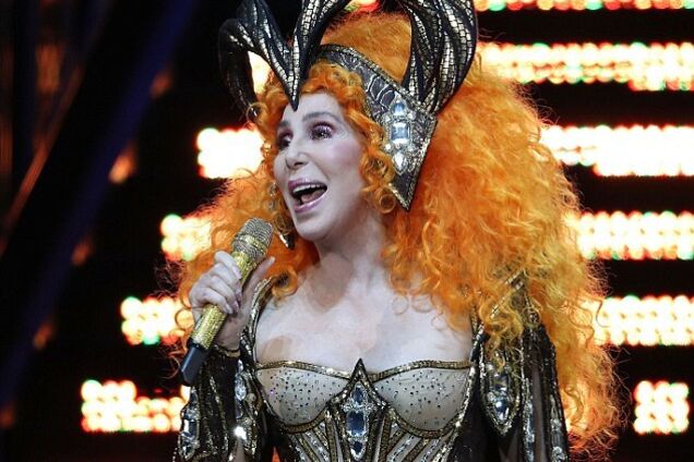 ''Даже Пугачевой далеко'': 72-летняя поп-звезда в полупрозрачном боди произвела фурор