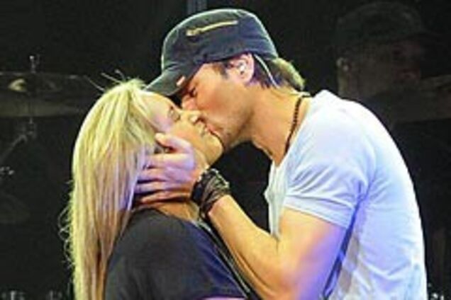 Українка, яка поцілувала Енріке Іглесіаса, потрапила у британський таблоїд