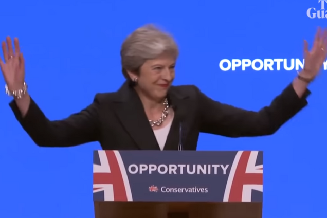 Мей знову пішла в танок на публіці: відео запального танцю