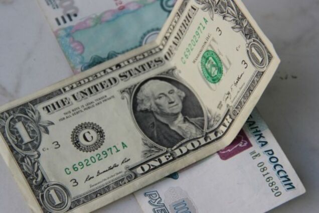 Гнівна відповідь на санкції: у Путіна підтвердили план відмови від долара