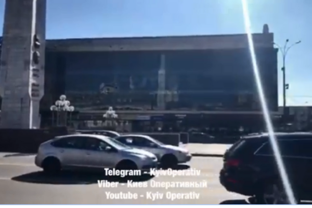 Повстання роботів? На відомому універмазі Києва помітили дивне повідомлення