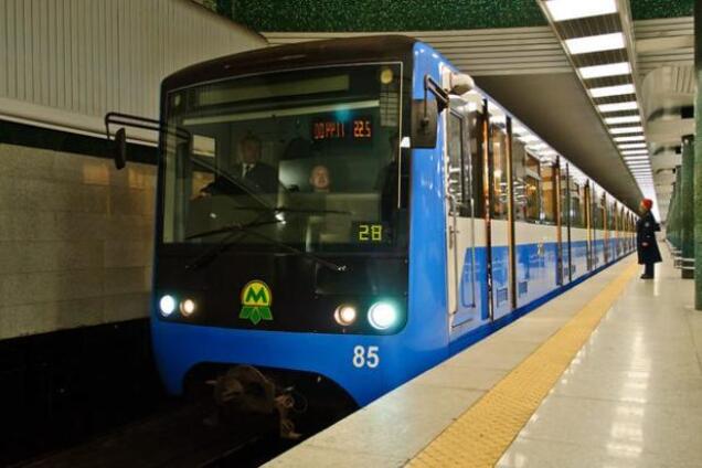 В Харькове мужчина бросился под поезд метро