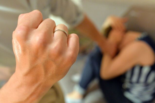 Палкой по голове: в Херсоне женщина посреди улицы жестоко избила ребенка