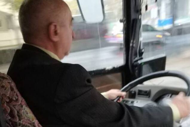 ''При полном параде'': в Киеве заметили необычного водителя троллейбуса