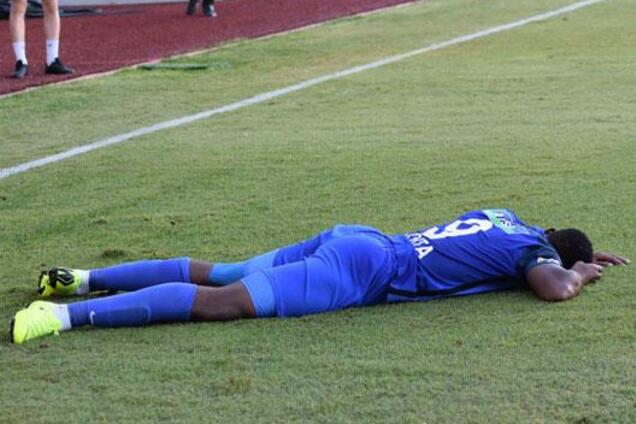 Фанат сорвал матч, разбив бутылкой голову футболисту