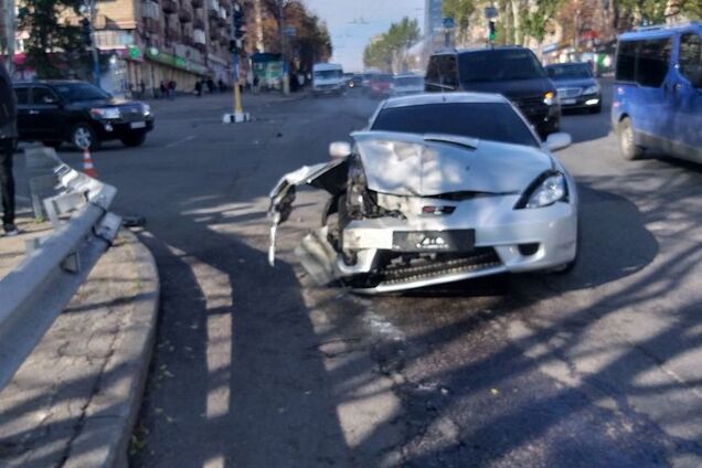 Посреди центрального проспекта Запорожья произошло ДТП с двумя иномарками