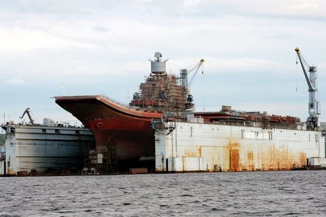 ''Діра 4 на 5 метрів'': стали відомі масштаби пошкоджень путінського авіаносця