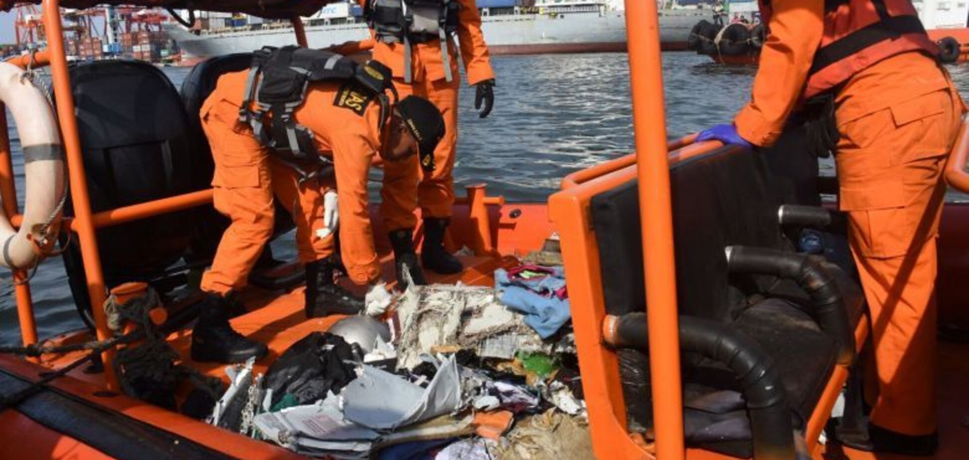 Крушение Boeing 737 в Индонезии: найдены первые тела погибших