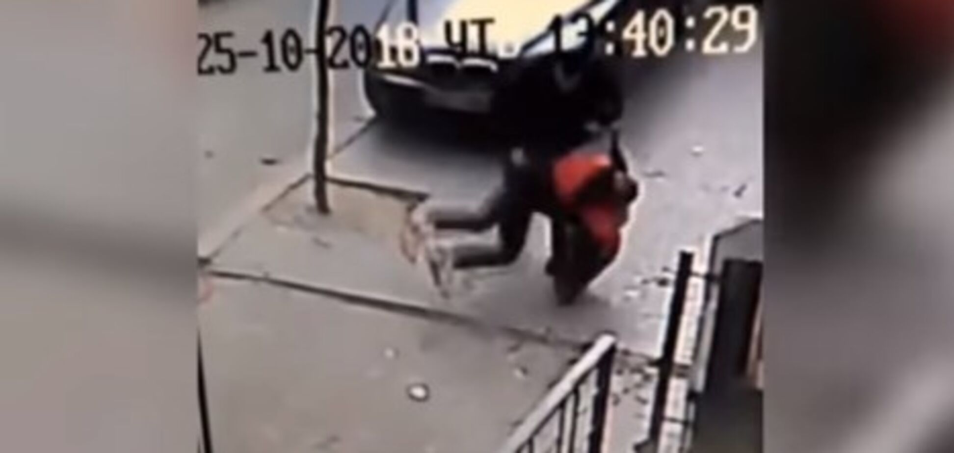 У Чернівцях поліцейський до напівсмерті побив чоловіка через зауваження