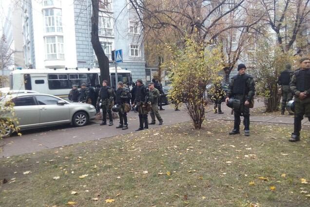 Надели маски и готовили файера: под Кабмином поймали два десятка ''титушек''