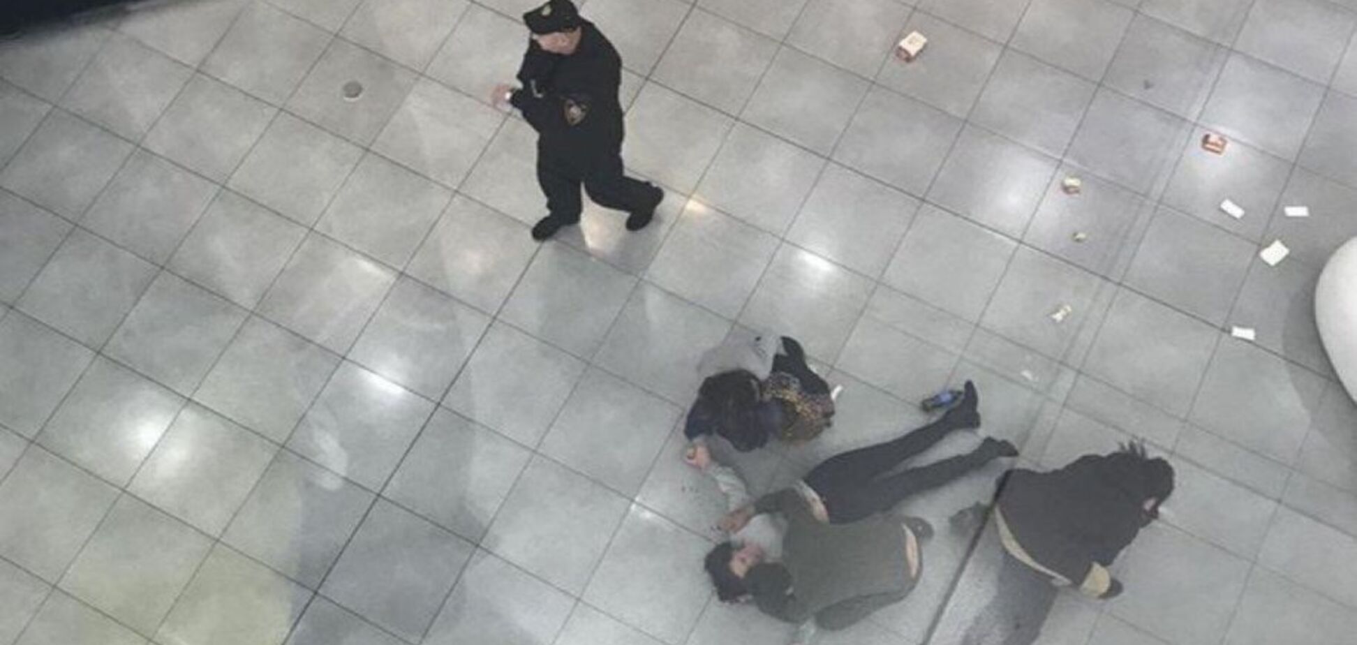 В ТЦ Москвы девушки делали селфи и упали с 3-го этажа: момент попал на видео (18+)