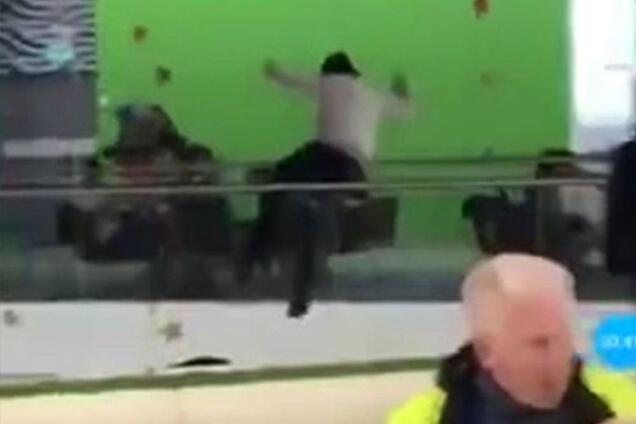 Жінка, що впала з висоти у московському ТЦ, померла — ЗМІ