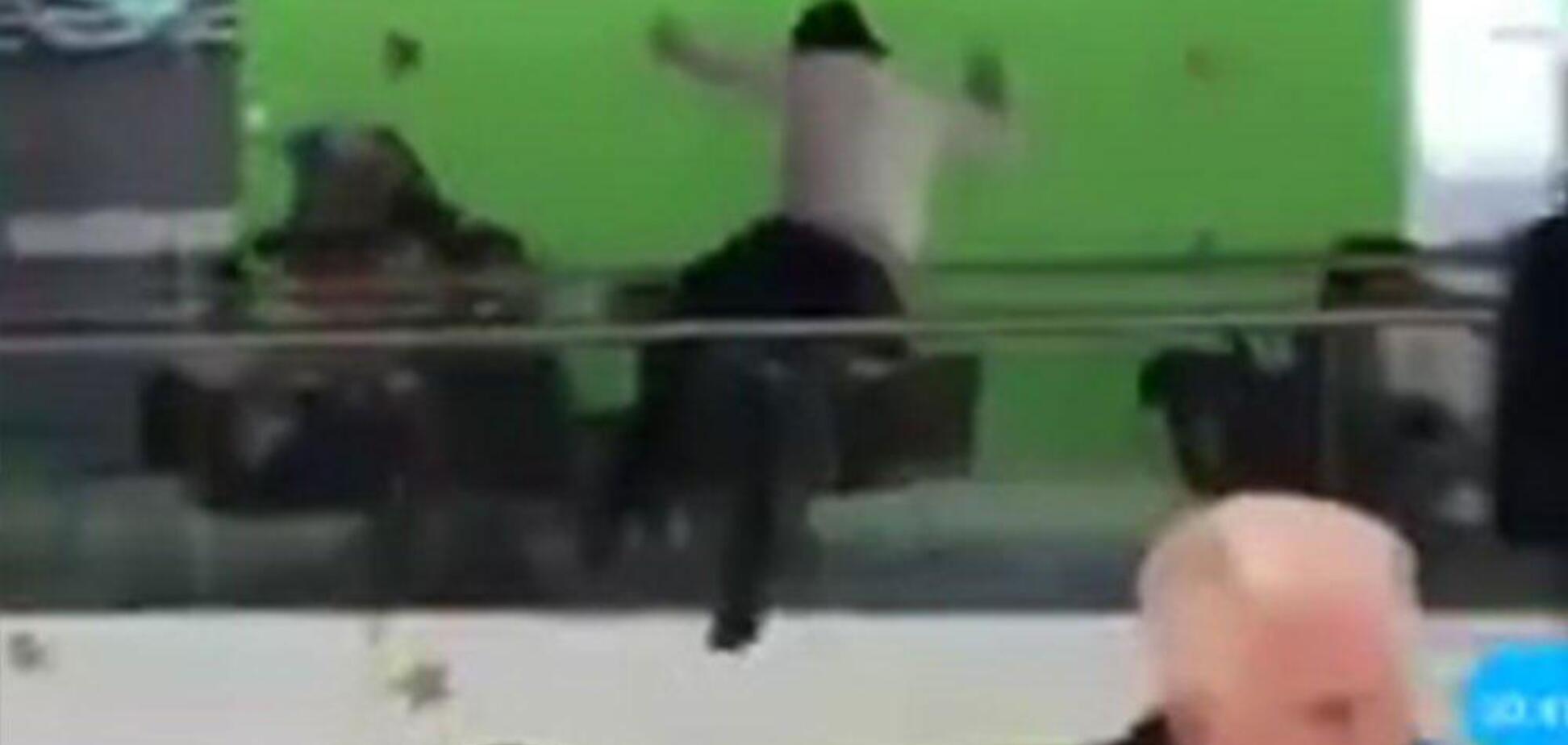 Жінка, що впала з висоти у московському ТЦ, померла — ЗМІ