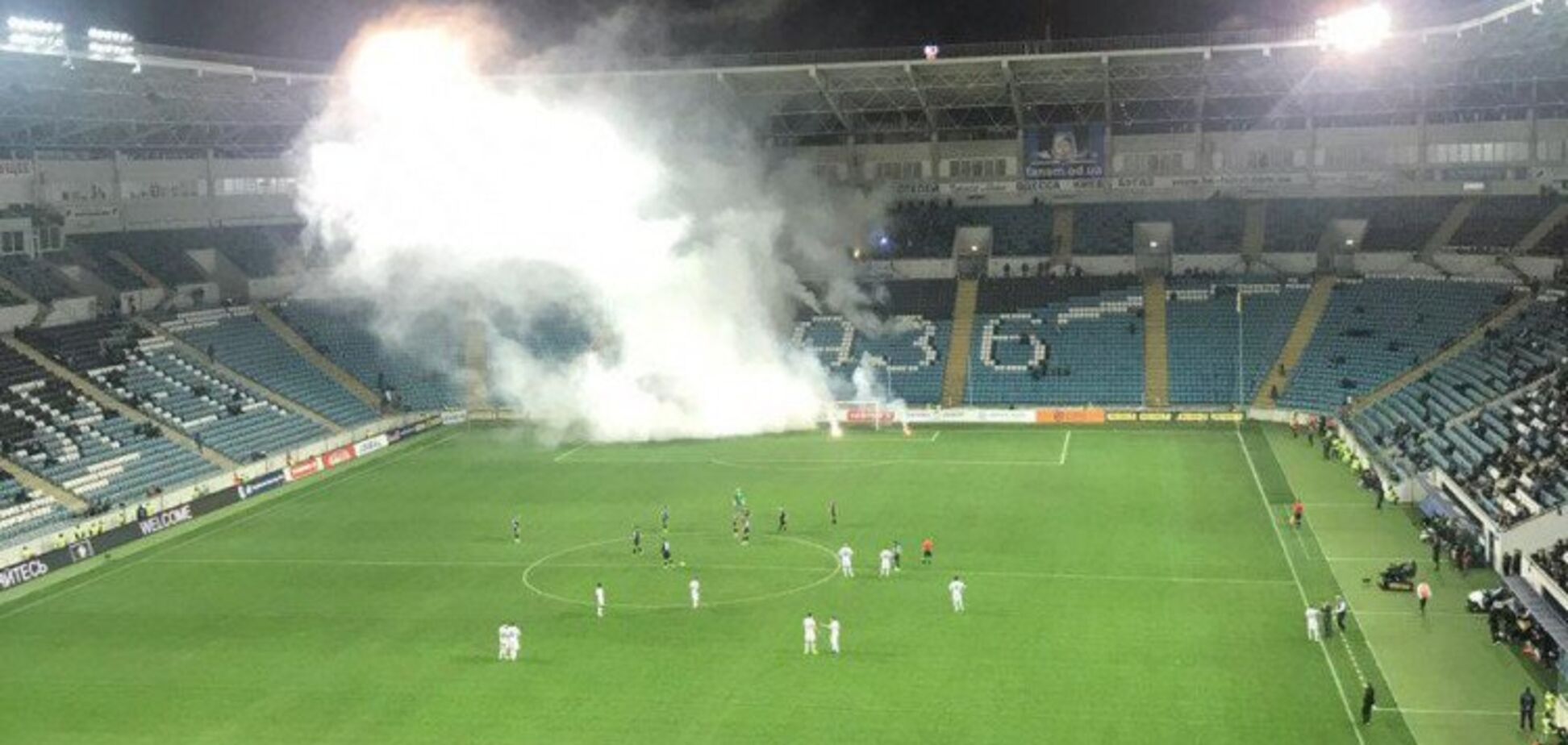 На матче Кубка Украины по футболу прогремели взрывы: момент попал на видео