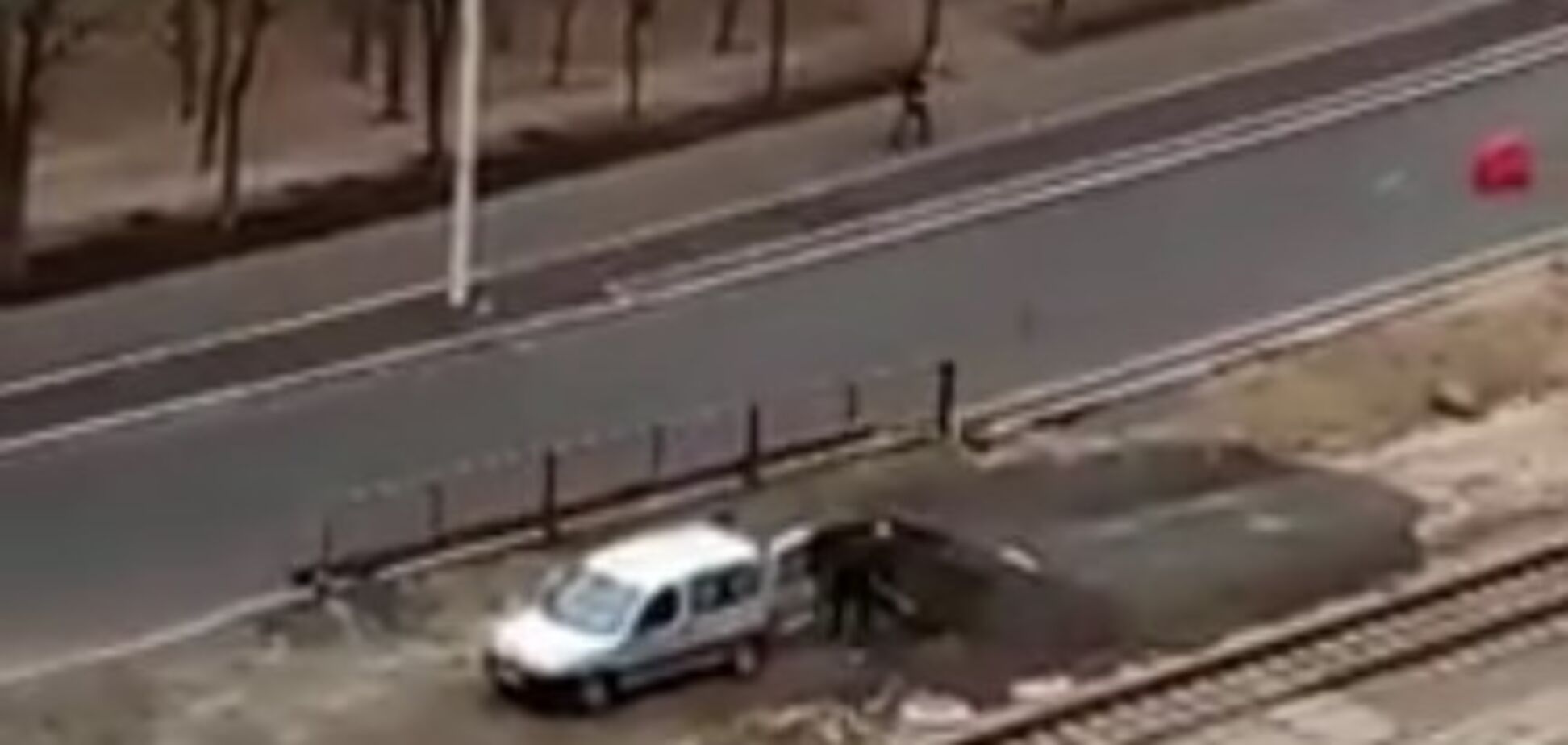 ''Цей народ — непереможний'': у Києві чоловіка застукали за крадіжкою асфальту