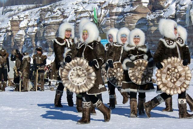 Застрявший в горах пилот показал фантастическую красоту гор в Якутии