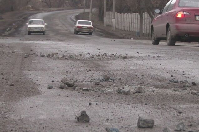 В ''ДНР'' придумали засыпать ямы мусором. Появились показательные фото