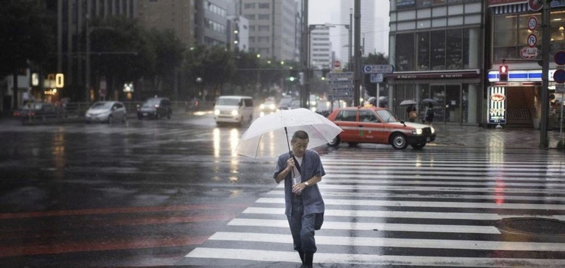 Отменили сотни рейсов: в Японии авиаколлапс из-за нового тайфуна