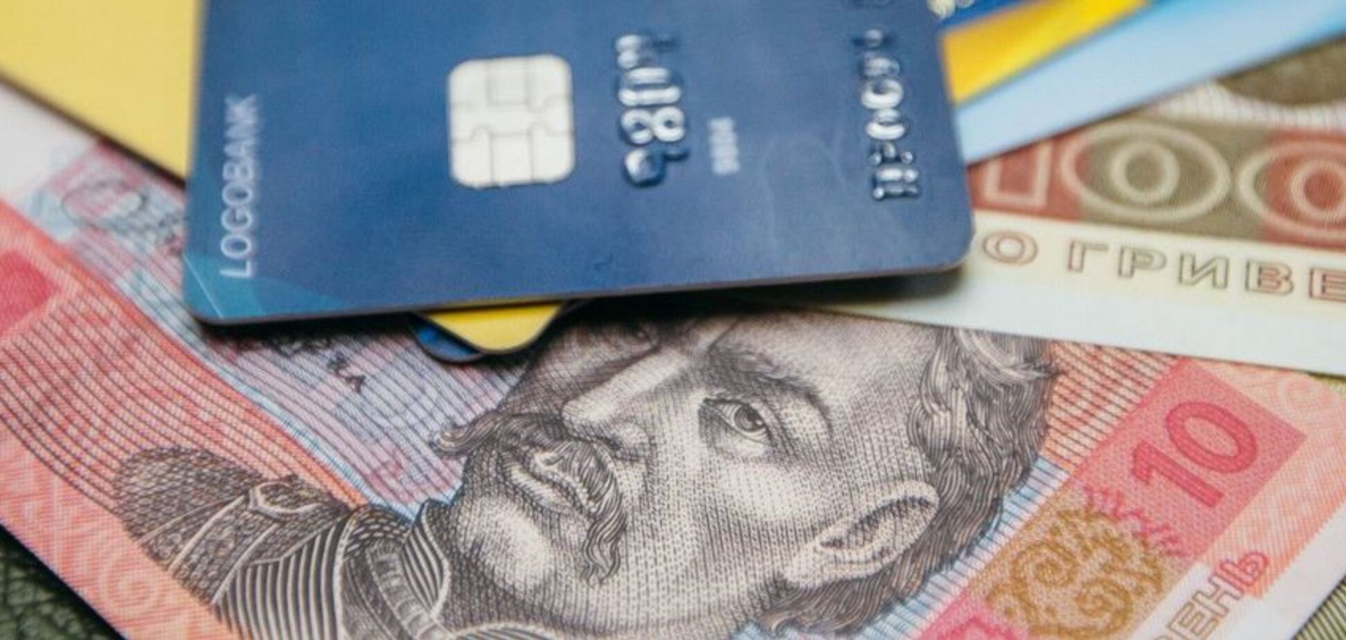 Великий український банк попередив власників карт про проблеми