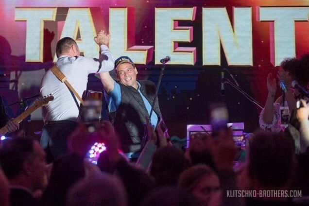 'Let it be': Кличко вместе с президентом WBC cпел мировой хит