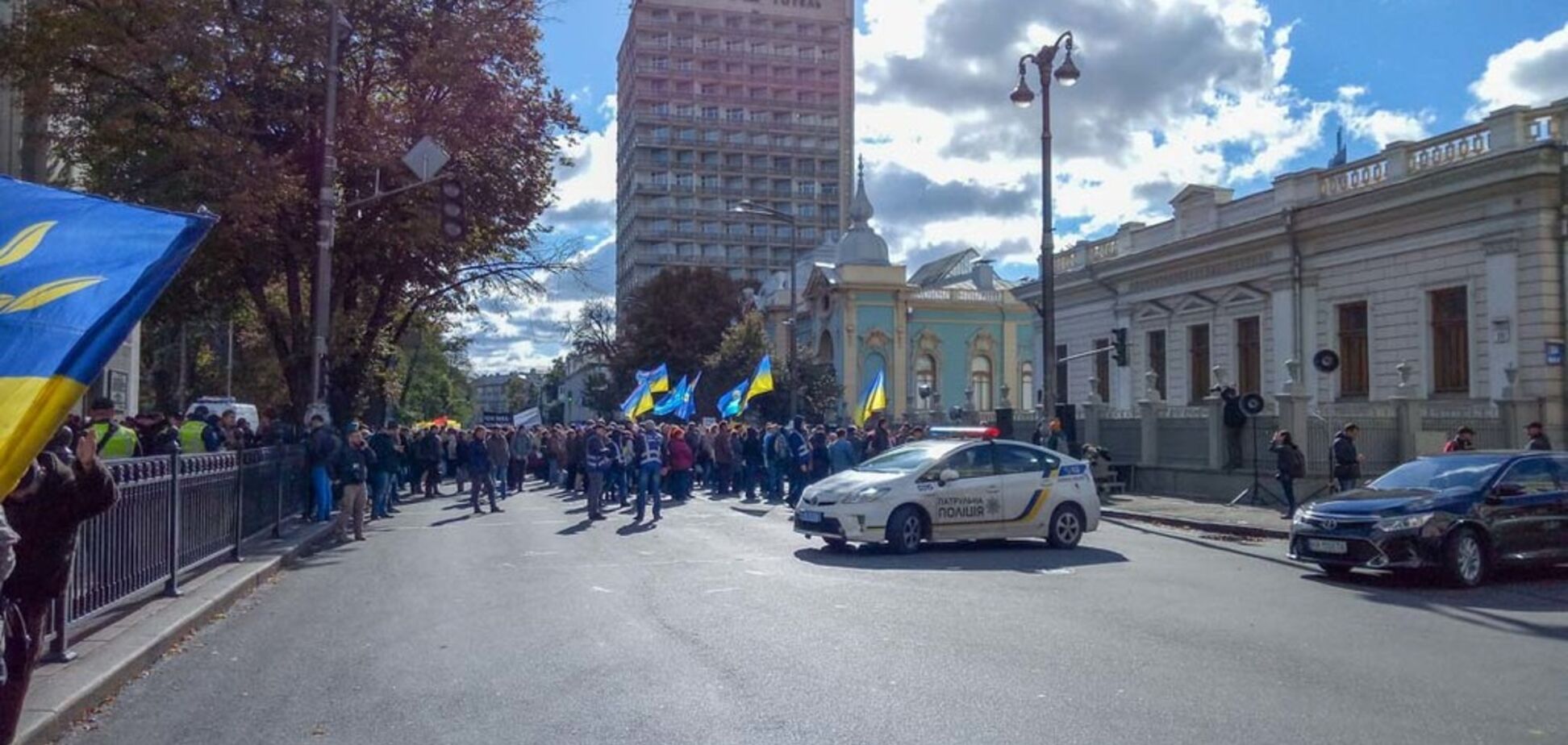 У Києві сотні науковців заблокували урядовий квартал: що відбувається