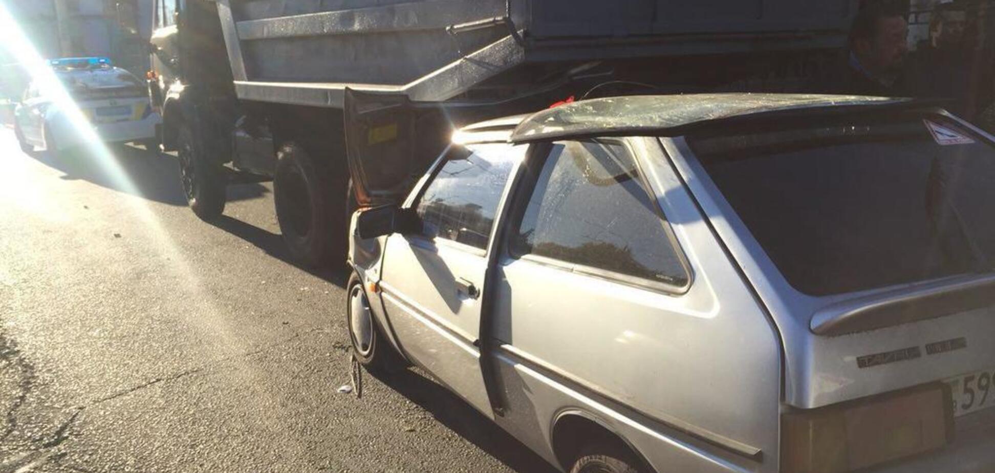Запорожанка въехала в припаркованный 'КамАЗ': пострадали трое детей (ВИДЕО)