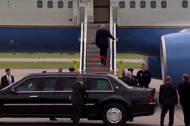 Папір прилип: Трамп вкотре публічно осоромився. Відеофакт