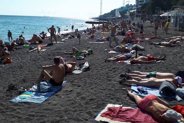 ''И это дешево?!'' Человека Путина загнобили за мажорный отдых в Крыму