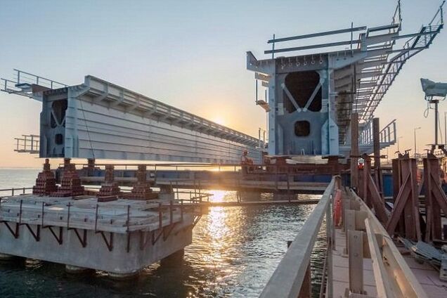 Кусок Крымского моста отвалился: названа вероятная причина