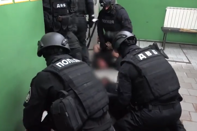 У Харкові поліцейські вибивали гроші з людей: відео