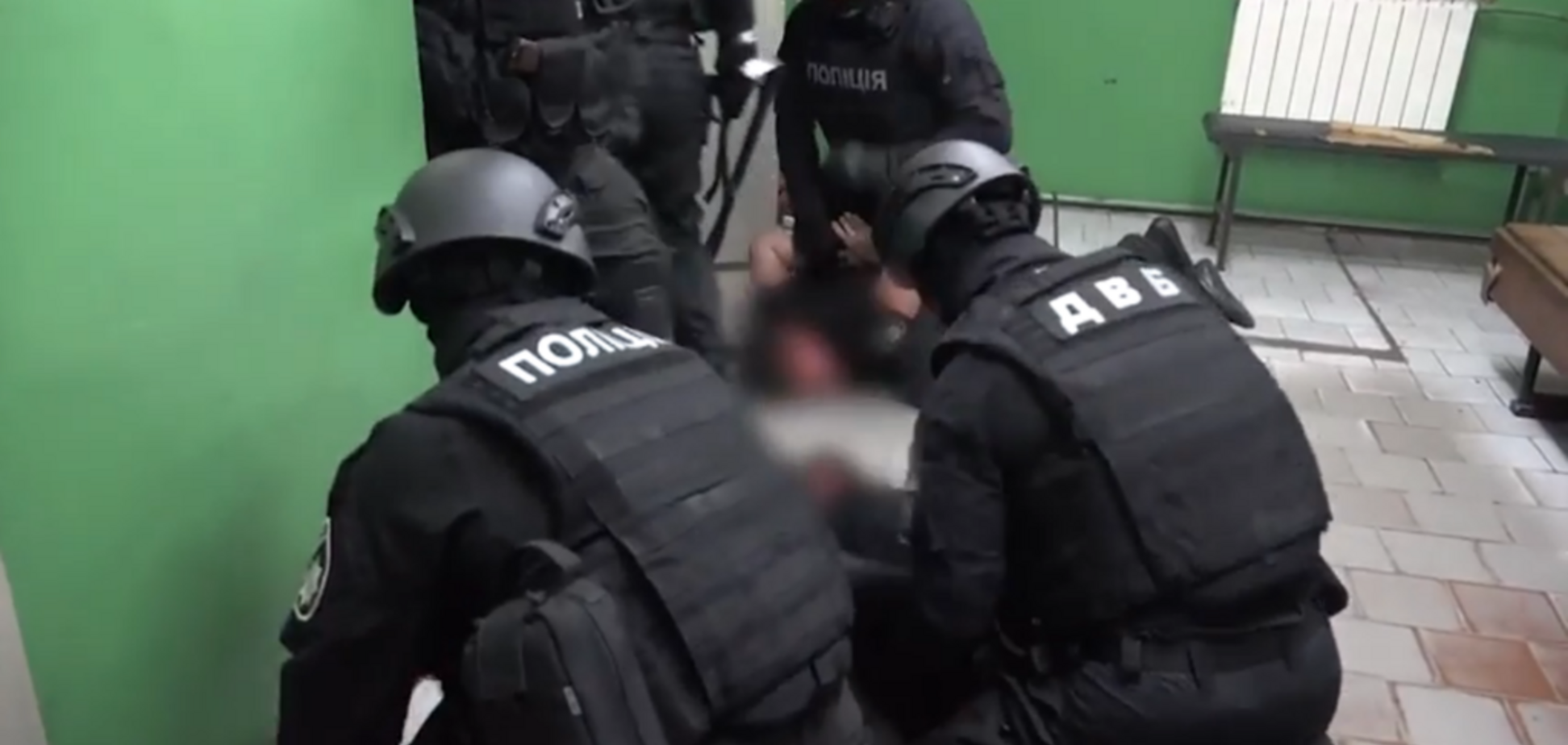 У Харкові поліцейські вибивали гроші з людей: відео