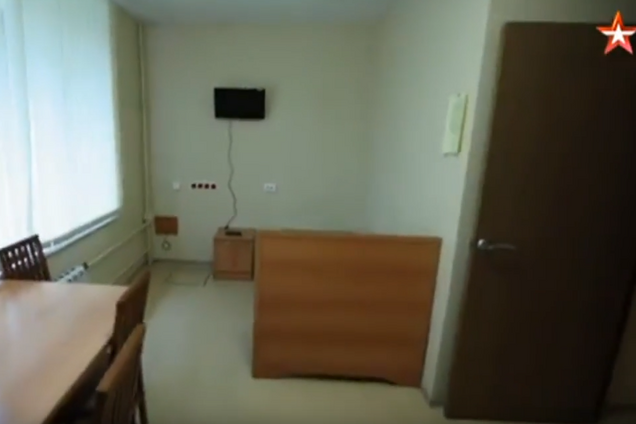 Три кровати и стол: появились фото комнаты ''разведчика'' Путина